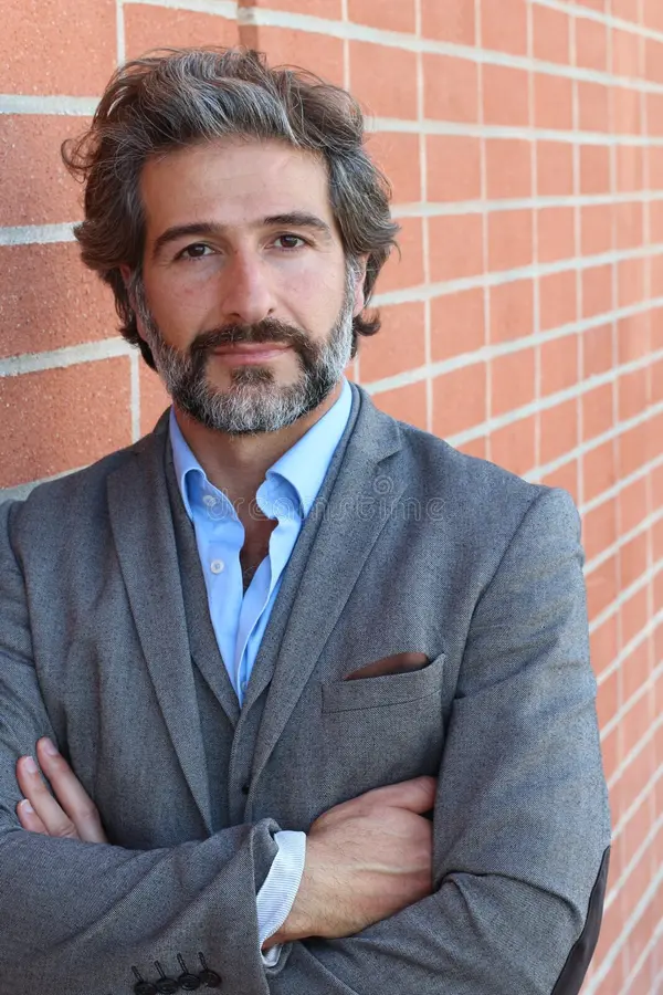 le portrait du milieu vieilli l homme moderne d affaires avec seuls des cheveux de sel et de poivre avec l espace de copie 75554651